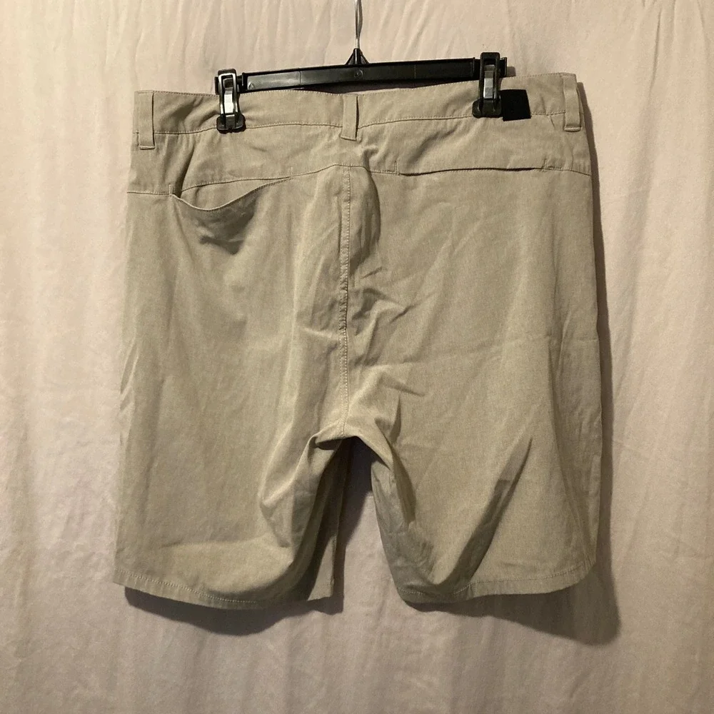 Vuori Aim Shorts Mens 34 Khaki Tan Technical Stretch Performance V368